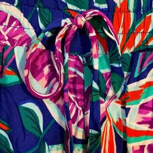 Tropical floral straight leg pants. Stretch waist, ties in front Great condition